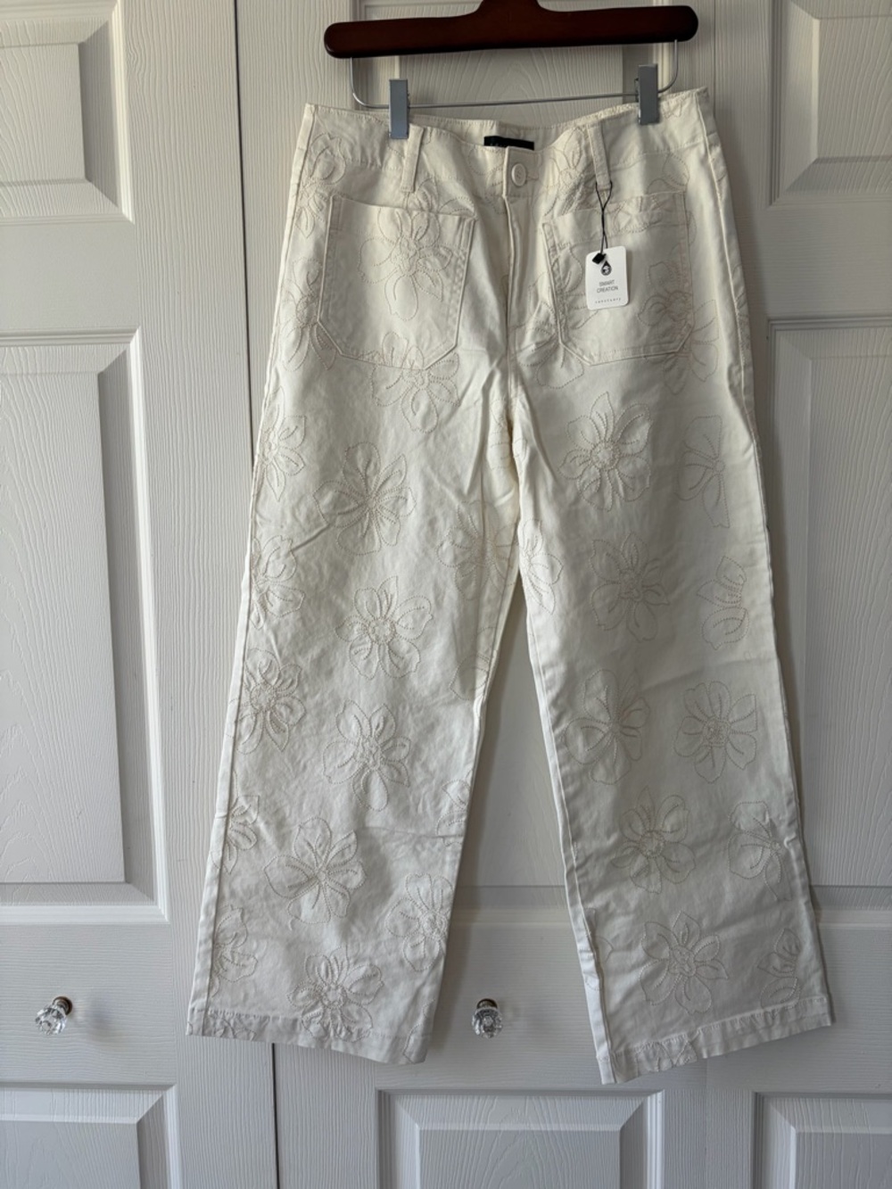 Sanctuary 
Embroidered Cream Wide Leg Cropped Pants
Size 28
NWT
Inseam is 26”